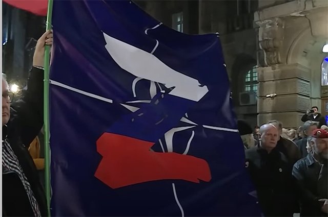 В Сербии большинство населения поддерживает Россию, по всему городу русские флаги и граффити «Z».