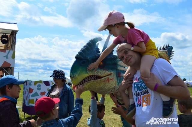 Одним из главных событий уходящего года можно смело назвать фестиваль динозавров в Шестаково. 