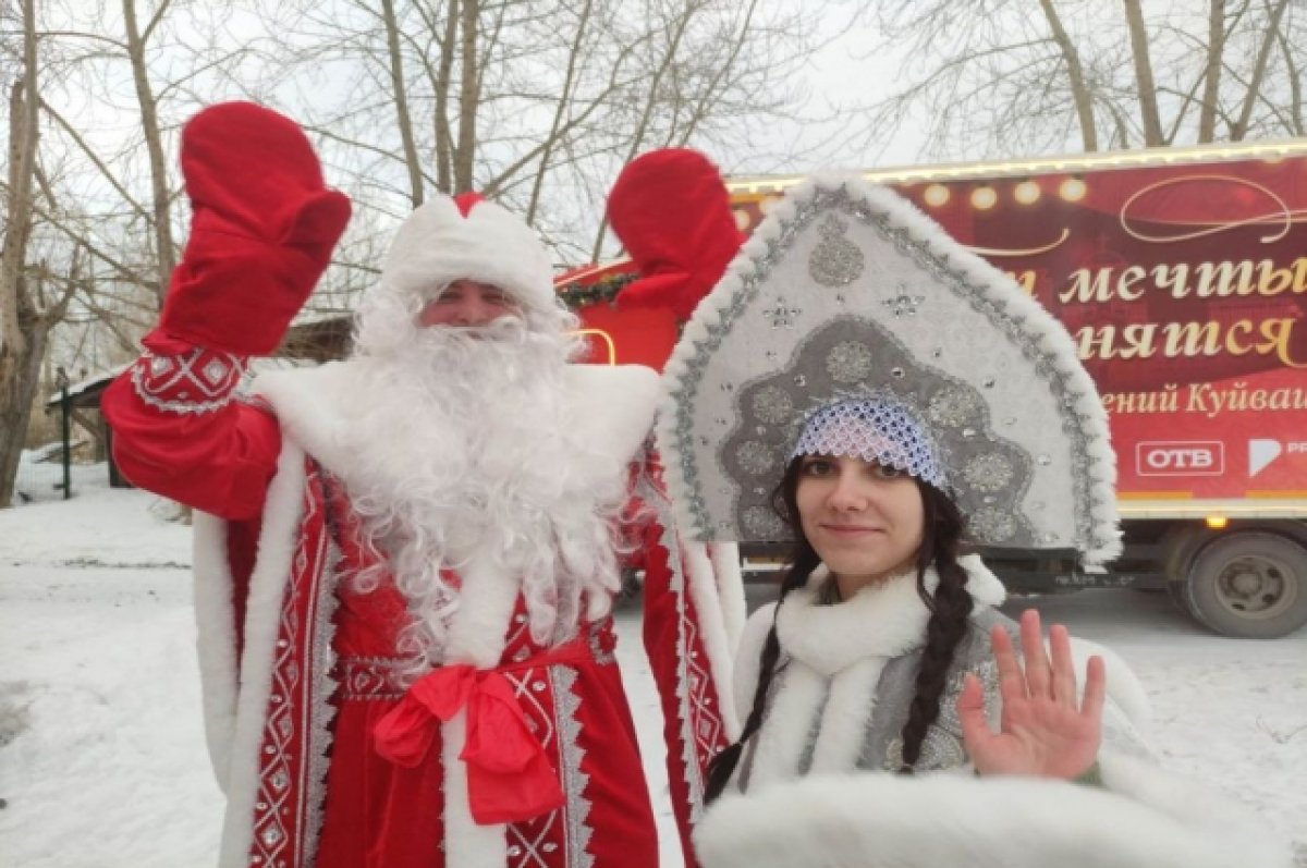 На Урале новогодний грузовик развозит подарки в детские дома | АиФ Урал