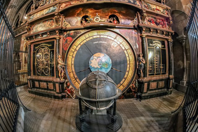 Фрагмент астрономических часов внутри собора Нотр-Дам де Страсбург, Франция.