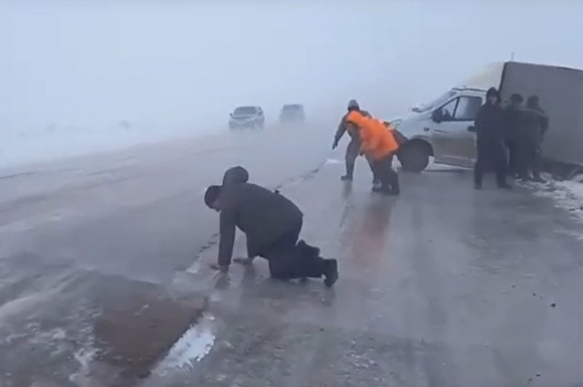 На видео видно, как автолюбителей сдувает с трассы. 