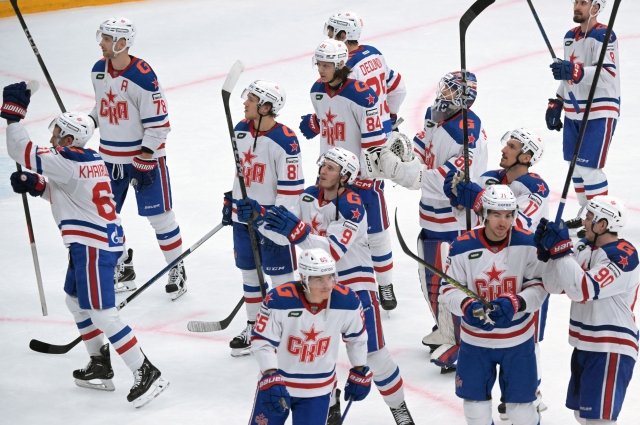 Игроки ХК СКА благодарят болельщиков за поддержку после окончания матча регулярного чемпионата Континентальной хоккейной лиги между ПХК ЦСКА (Москва) и ХК СКА (Санкт-Петербург).