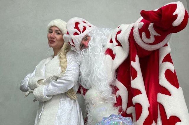 Работа Деда Мороза начинается примерно с середины декабря: люди отмечают корпоративы, проводятся утренники в садиках.