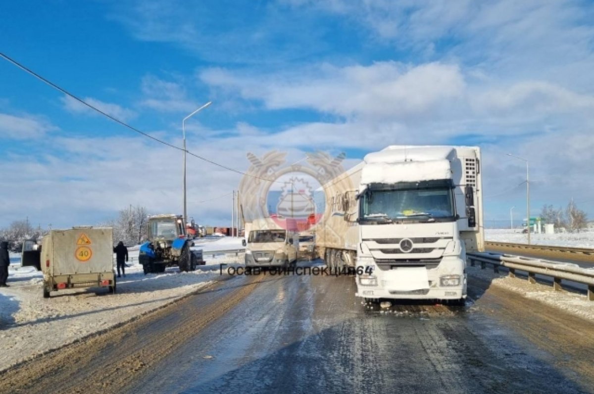 Водитель трактора покалечился в ДТП с фурой на СКАД | АиФ Саратов