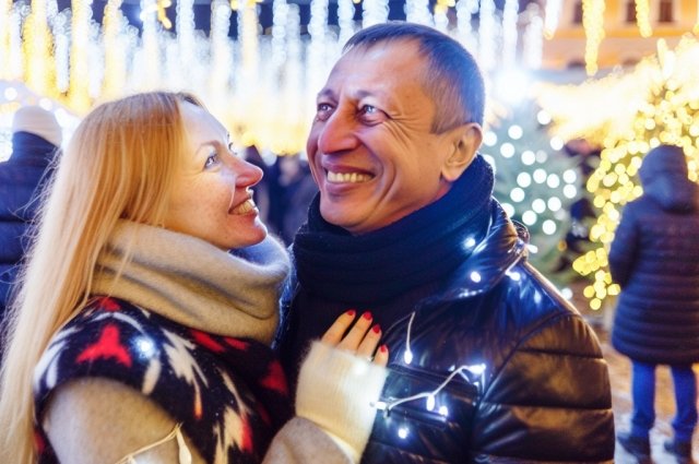  Встретившись на ёлочном базаре 31 декабря, Максим и Наталья больше не расставались.
