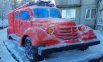 Пожарный ретро-автомобиль из снега.