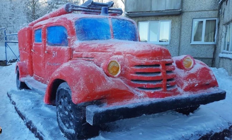 Пожарный ретро-автомобиль из снега.