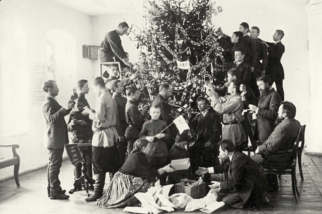 Подготовка к празднику в учительской семинарии, 1894 год. 