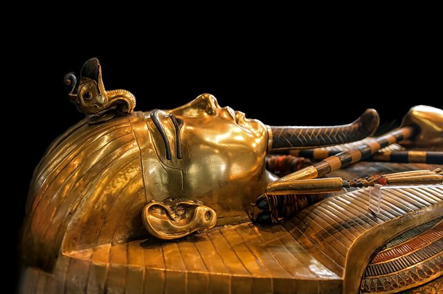 Третий саркофаг Тутанхамона из листового золота.