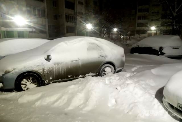 Снегопад буквально за ночь превратил дворы в ловушку для машин.