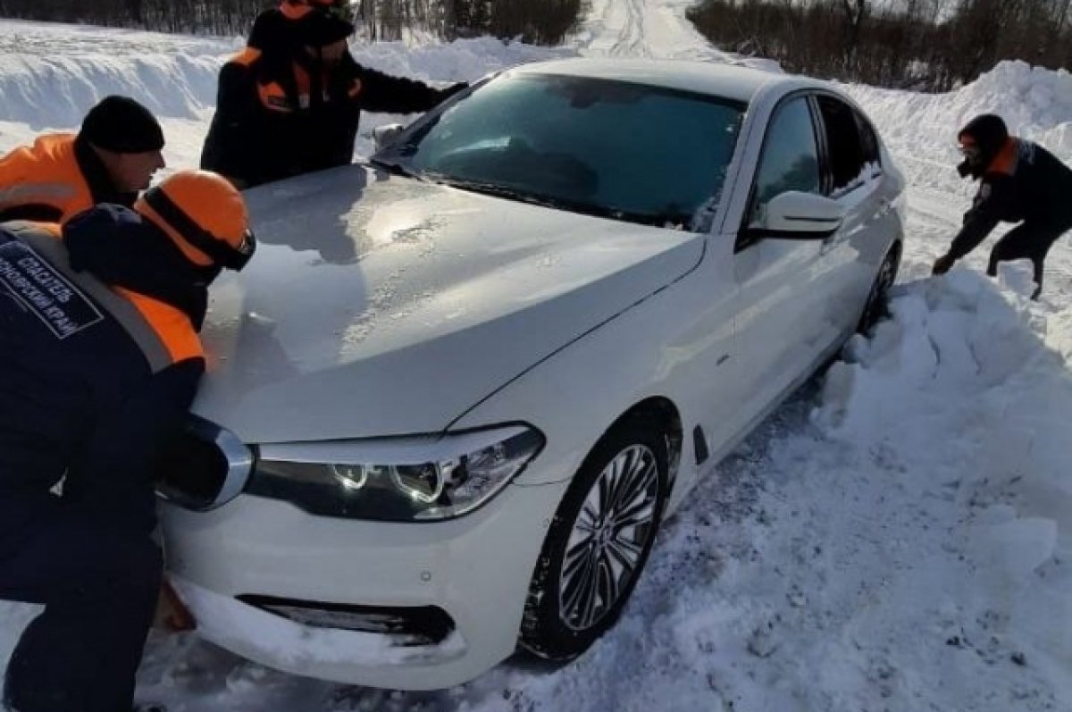 В новогоднюю ночь в Красноярском крае автомобиль съехал в кювет и застрял |  АиФ Красноярск