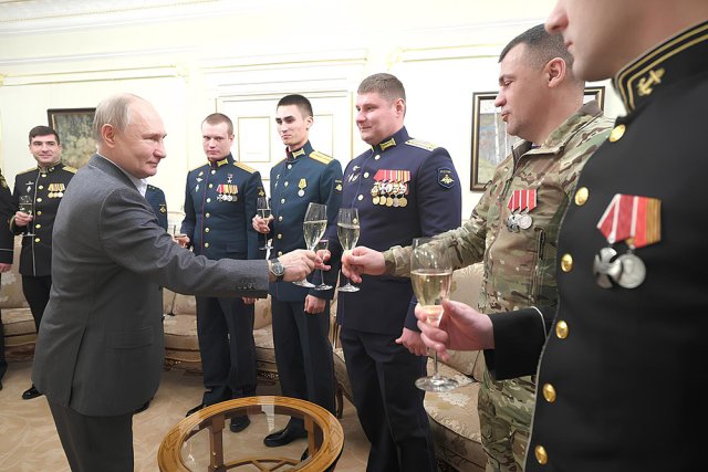Путин вручит участникам СВО табельное оружие и значки