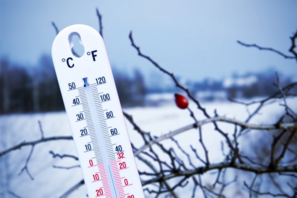Весной в воздухе уже тепло температура. Термометр зима. Термометр в снегу. Уличный термометр зимой. Термометр холод.