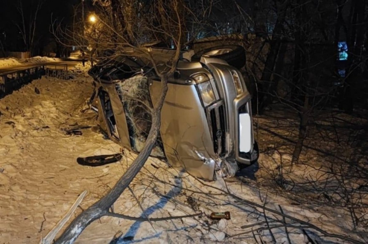 В Хабаровске пьяный водитель врезался в ограду и перевернулся на автомобиле  | АиФ Хабаровск