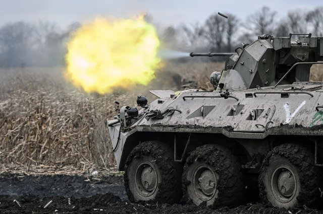 БТР-82 ВС РФ ведет огонь по позициям ВСУ