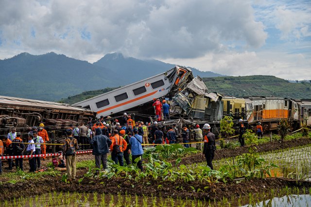В провинции Западная Ява в Индонезии столкнулись два пассажирских поезда
