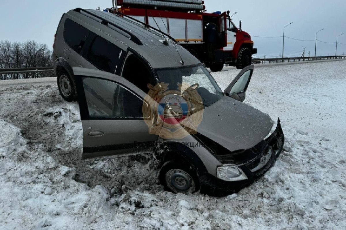 Двое взрослых и двое детей покалечились в ДТП на «Ларгусе» в Саратове | АиФ  Саратов