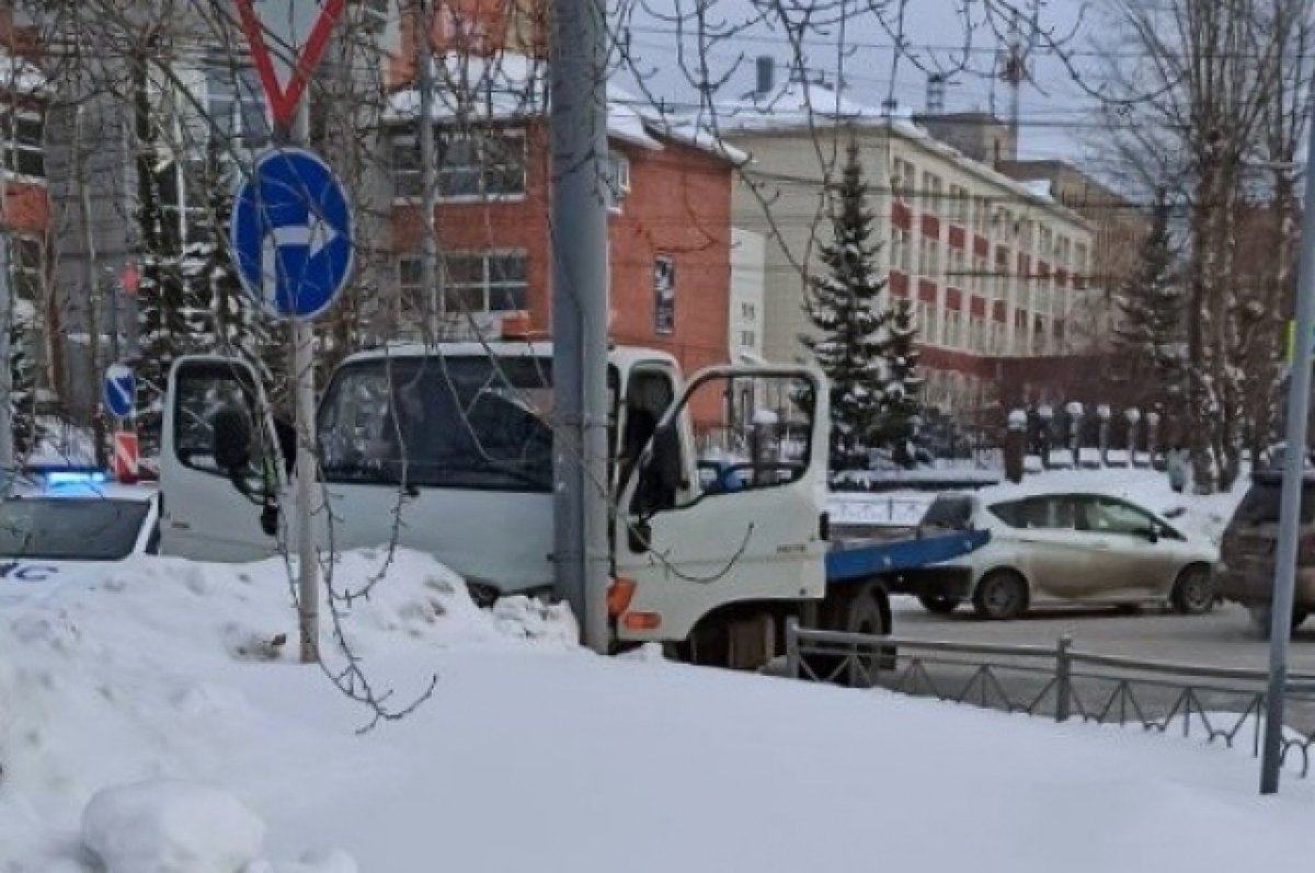 Томский водитель эвакуатора врезался в столб из-за потери сознания | АиФ  Томск