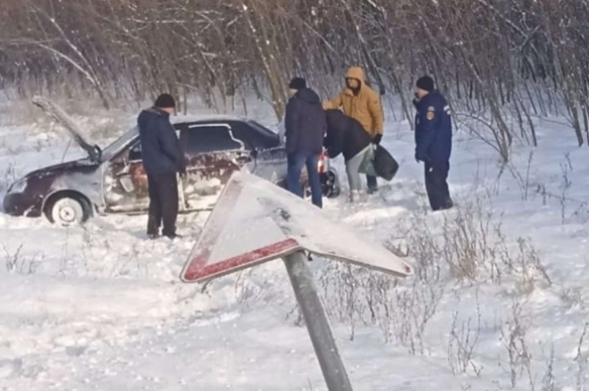 Молодая пара перевернулась в авто на скользкой трассе под Волгоградом | АиФ  Волгоград