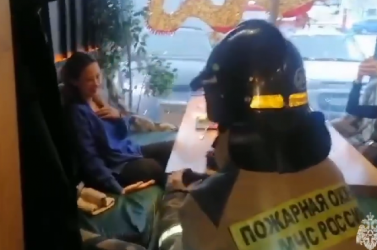 Пожарный сделал предложение девушке, приехав к ней на автоцистерне