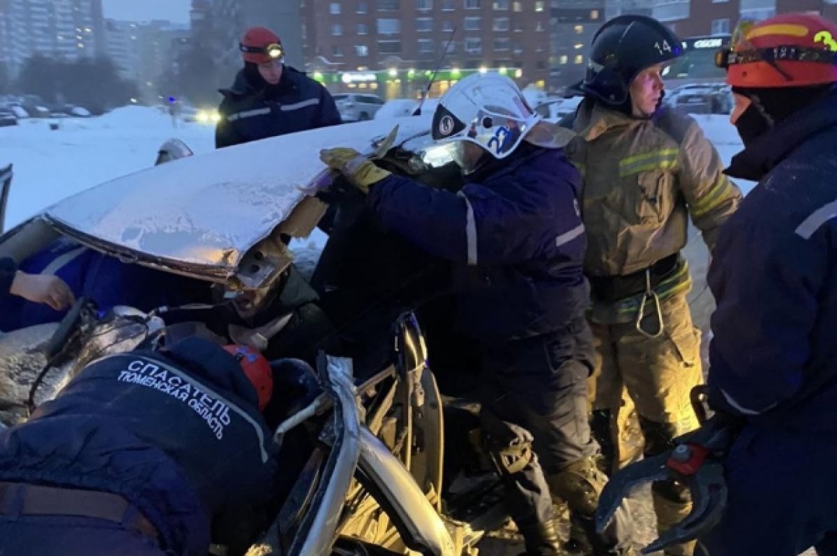 В Тюмени спасатели деблокировали из авто пострадавшую в ДТП женщину | АиФ  Тюмень