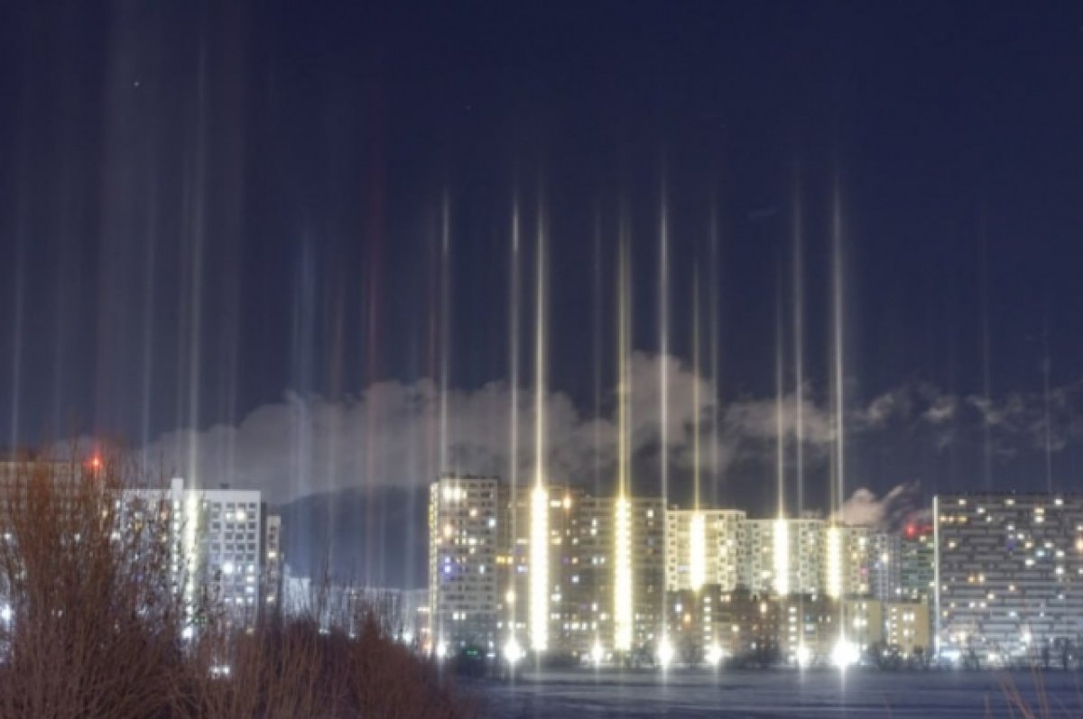 Жители Петербурга и области увидели световые столбы на Рождество