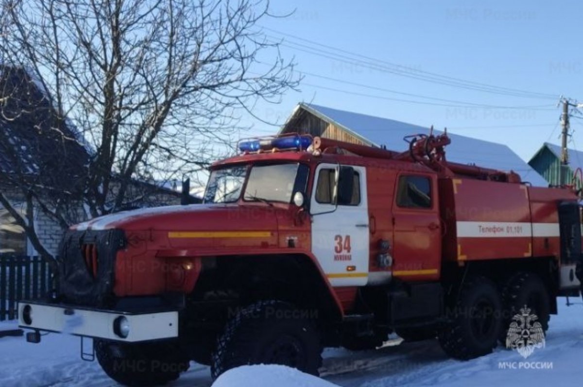 Четыре отделения пожарных тушили частный дом в брянской Жуковке