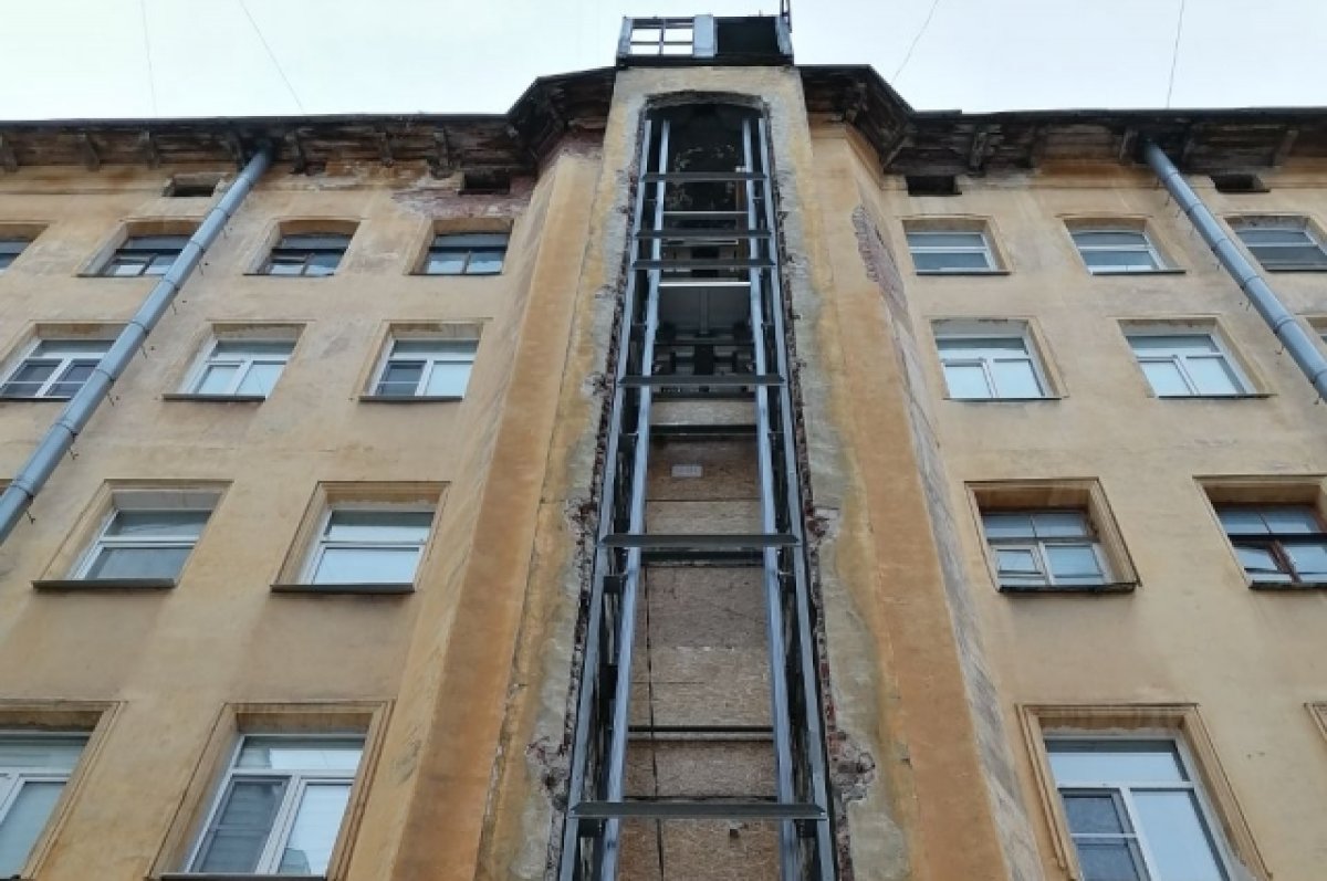 Санкт петербург упал дом. Лифты в жилых домах. Старый лифт. Капремонт подъезда.