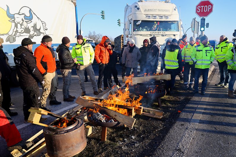 Пока фермеры протестуют, водители грузовиков греются у разожженных костров.