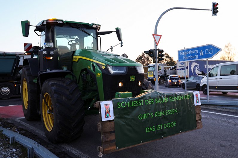 Баннер на тракторе «Если фермер закроет свою ферму, еды не будет. Это глупо».
