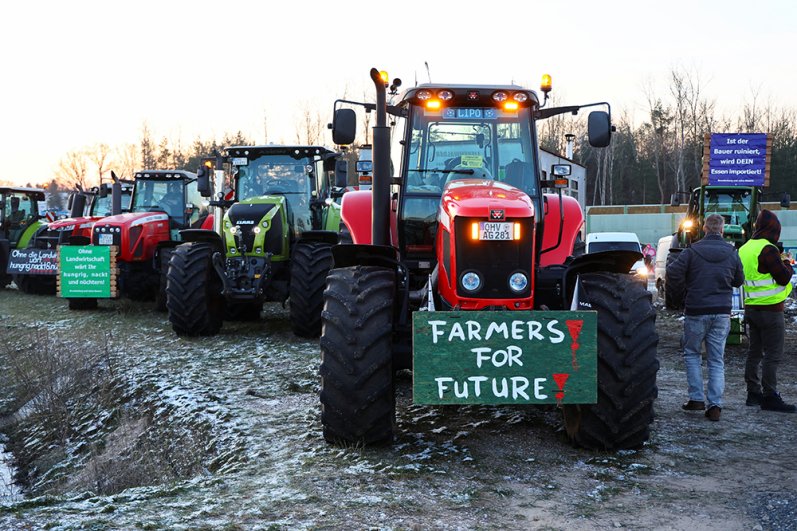 Баннер на тракторе «Фермеры за будущее!».