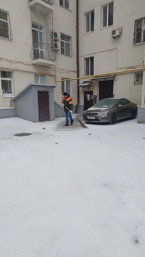 На улицах знаменитые ростовские дворники, которые не оставляют свой пост ни в непогоду, ни при незваных гостях.