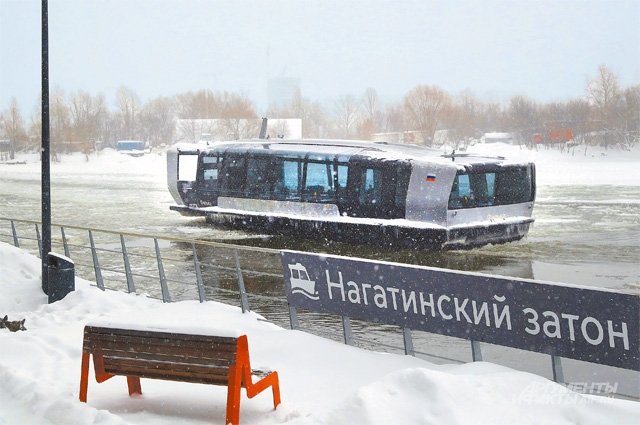 Речной трамвайчик «Филька» уверенно чувствует себя на покрытой льдом Москве-реке. Но пассажиров сейчас мало.