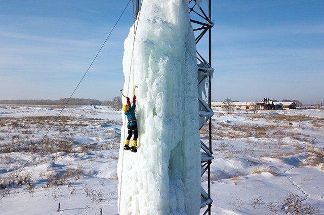 Ледяные фонтаны в России образуются в том числе во время коммунальных аварий в городах.
