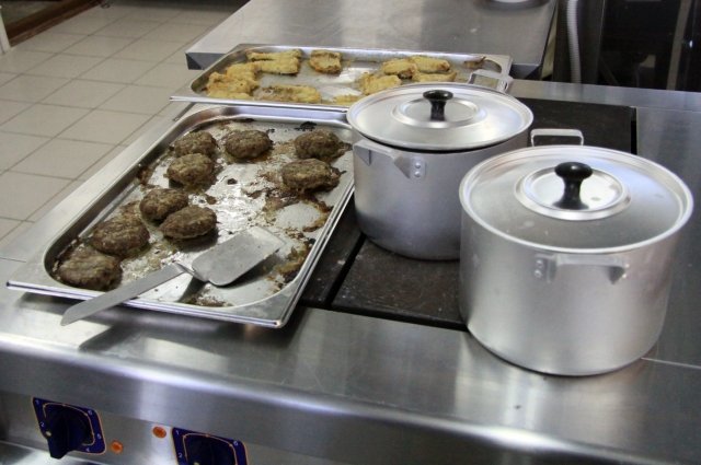 В Казани повар школьной столовой обварилась кипятком во время работы на пищеблоке. 