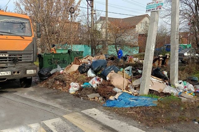 Власти отчитываются об уборке, а жители – о новых кучах мусора.