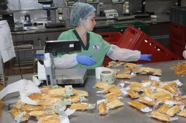 Более 50 осуждённых женщин работают формовщицами сыра. 
