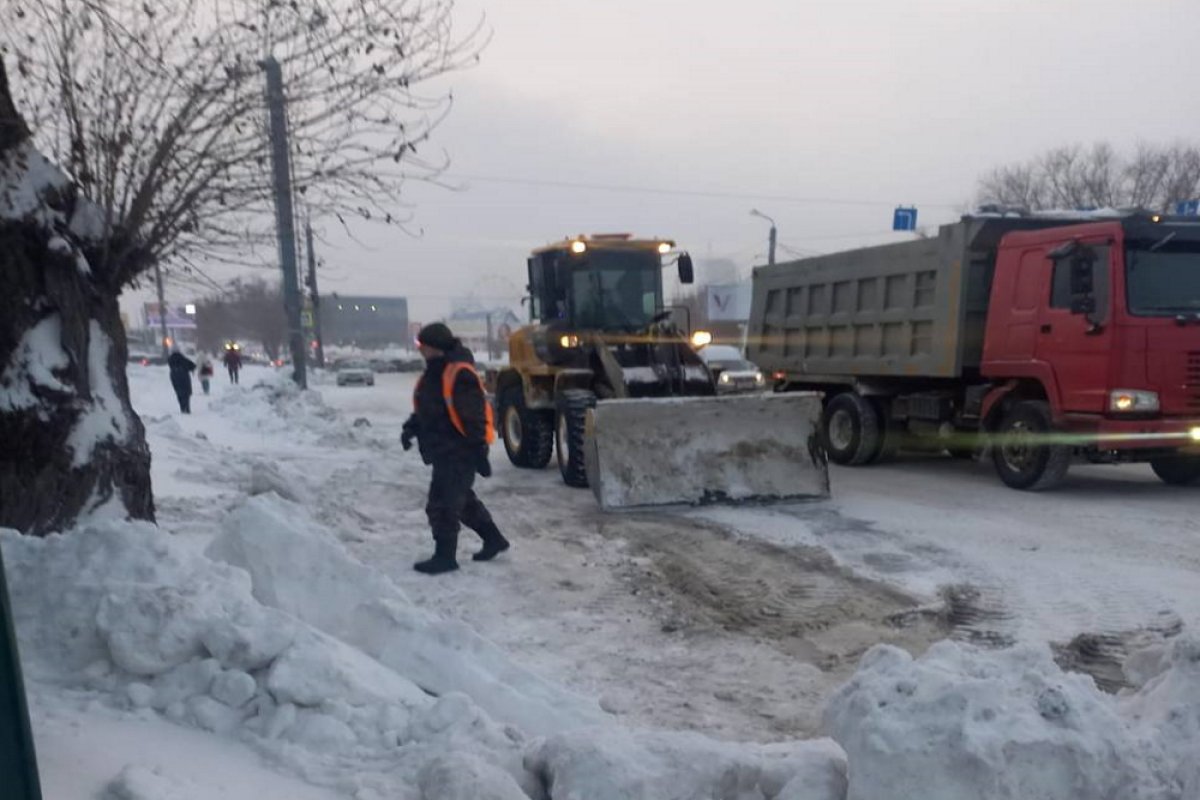 Количество самосвалов для вывоза снега увеличили вдвое в Челябинске | АиФ  Челябинск