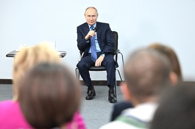  Владимир Путин во время встречи с жителями Анадыря.