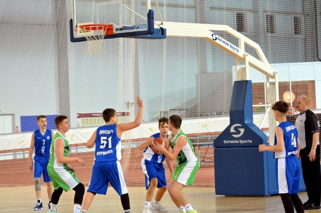 Олонецкие баскетболисты играли ярко, смело, технично, но были не всегда точны в бросках по кольцу.