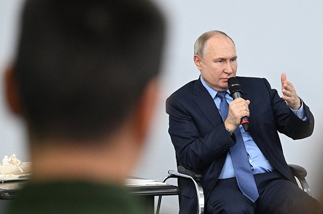 Владимир Путин во время встречи с жителями Анадыря.