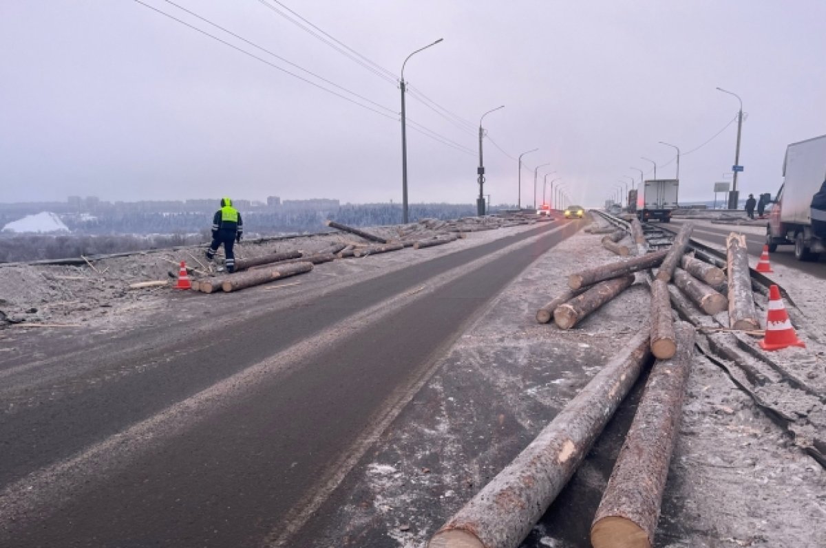 В Кирове на Новом мосту брёвна упали с фуры на легковой автомобиль | АиФ  Киров