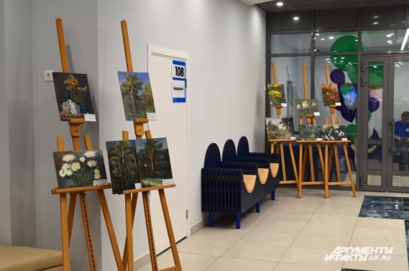 В холле первого этажа выставлены художественные работы участников образовательных смен по направлению «Искусство», а также победителей региональных конкурсов. Профессионализм детских картин впечатляет. 