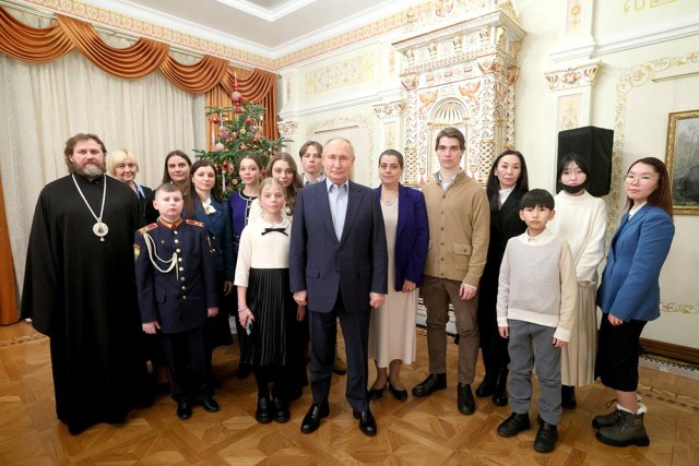 Встреча Владимира Путина с членами семей военнослужащих в канун Рождества.