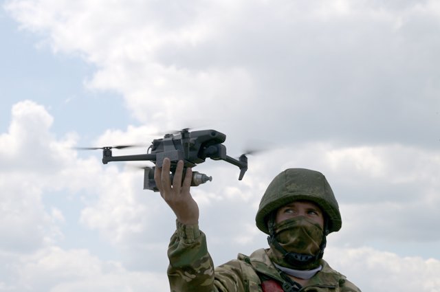 Оператор дрона, снабженного подвесом для сброса боеприпаса