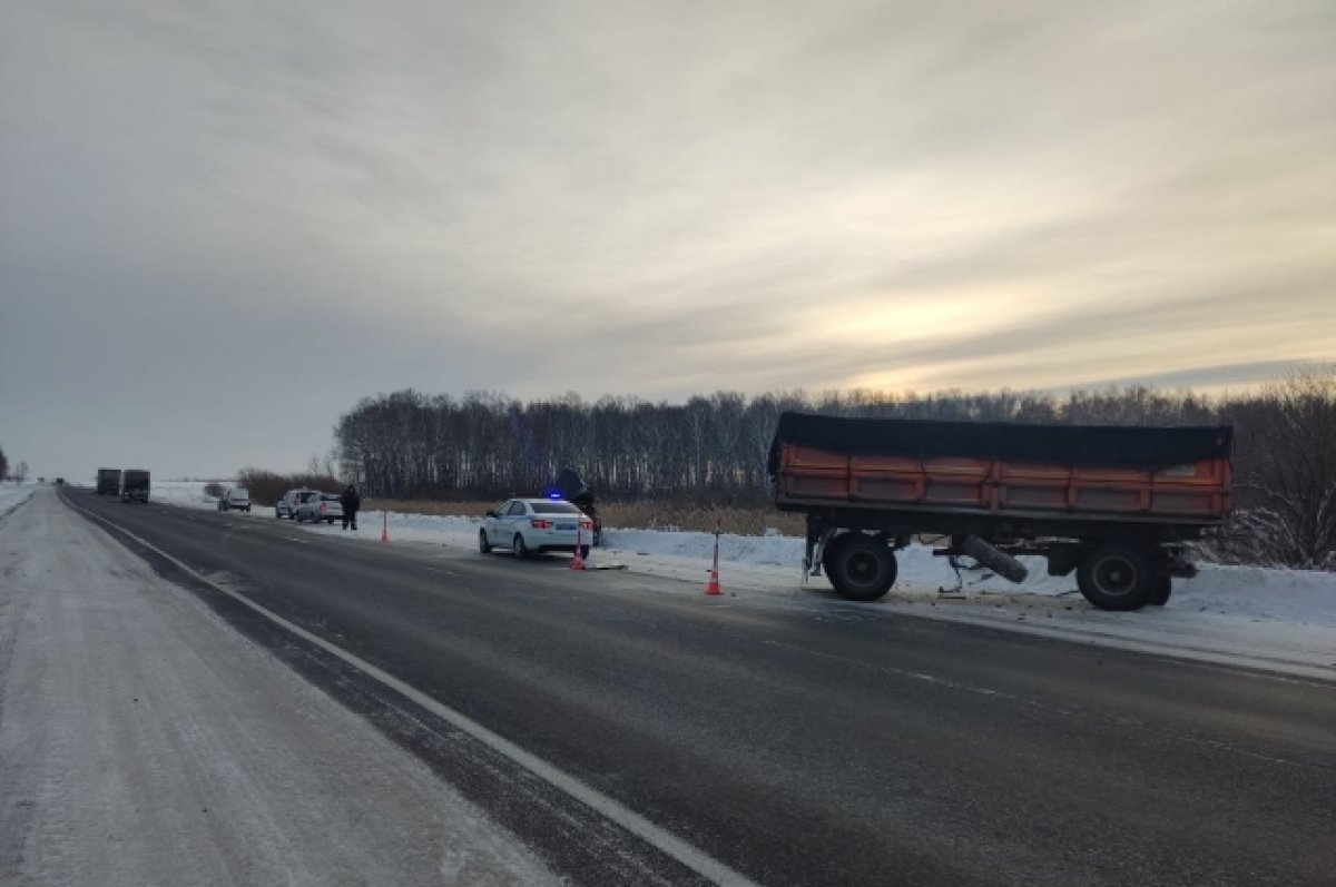 На трассе «Тюмень — Омск» из-за оторвавшегося прицепа погиб водитель Kia |  АиФ Тюмень