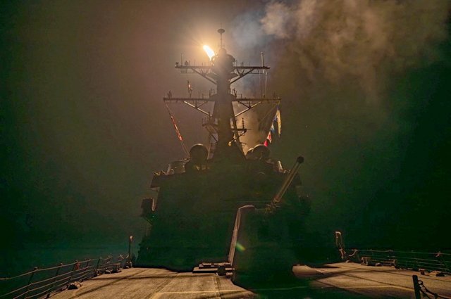Запуск ракеты для удара по Йемену с военного корабля коалиции под руководством США