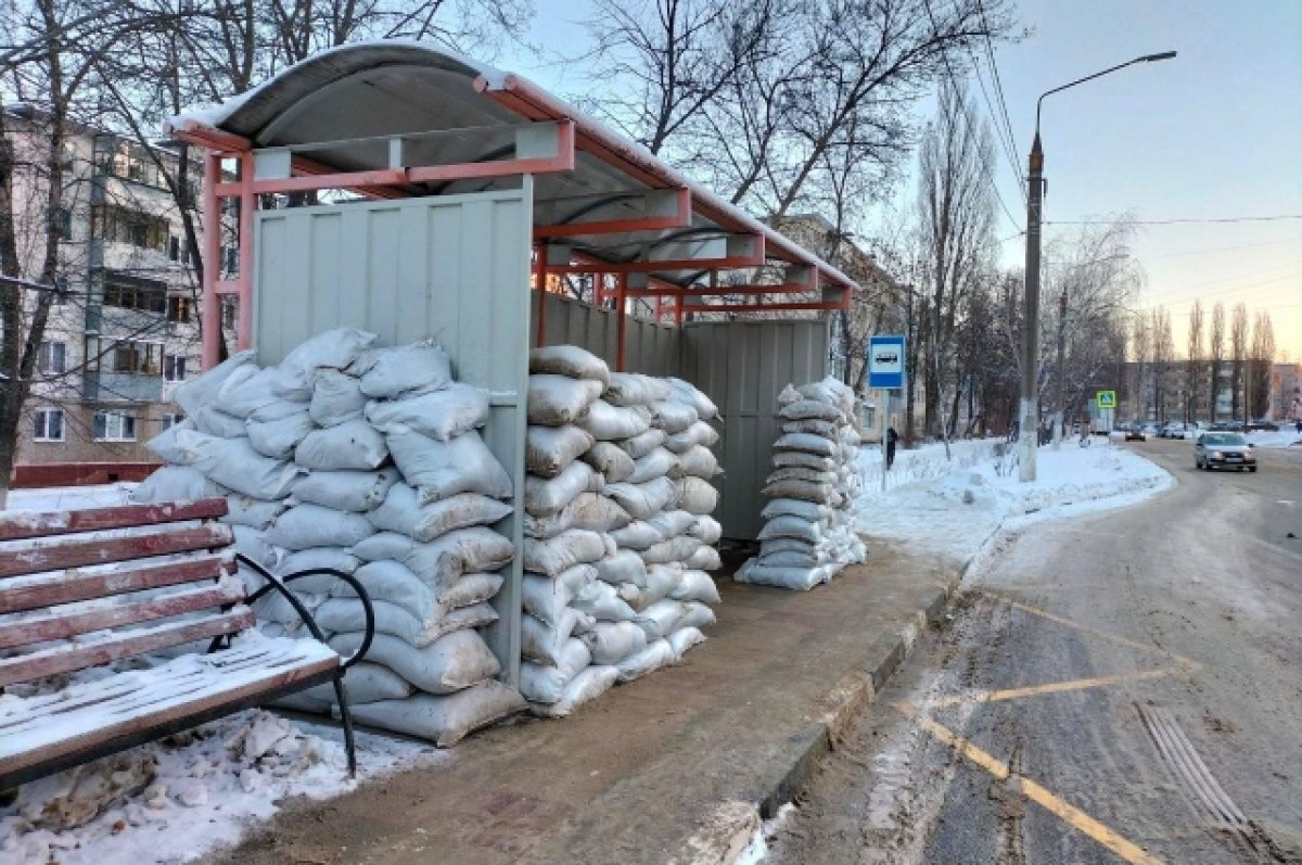 В Белгороде остановки укрепляют мешками с песком и бетонными плитами | АиФ  Белгород