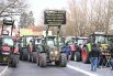 Баннер на тракторе «Вы не возделываете, не сеете, не жнете, но вы знаете все лучше!».