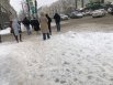 На тротуарах по Буденновскому глубокое месиво из снега и грязи.